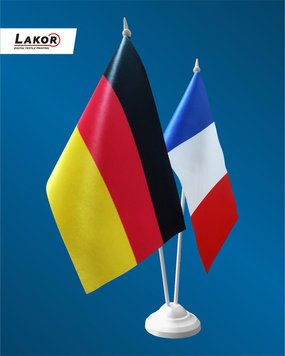 Прапорець пластиковий настільний H-38,5 см., подвійний в комплекті з атласними прапорцями 25х15 см TF-0007 фото